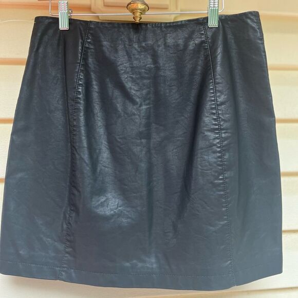 Free People black faux leather miniskirt,snap front closure,4 (see measurements) - Picture 3 of 7